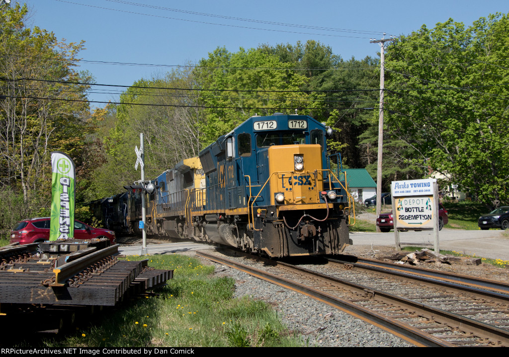 CSXT 1712 Leads M426-11 at Readfield